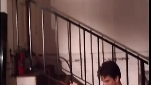 Si rambut cokelat bertetek bagus membungkuk untuk ngentot anal