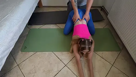 Üvey erkek kardeşle yoga dersi plana uygun değil