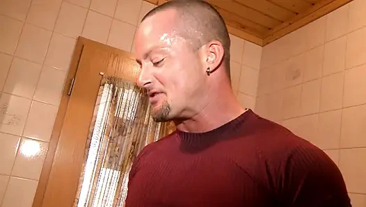 Blonde Badezimmerschlampe Lutscht Schwanz Und Wird Hart Geritten