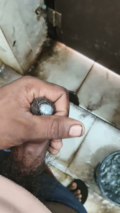 Mai apni land ko muthhi marte huye