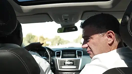 Zwei Männer haben einen Anhalter angefahren