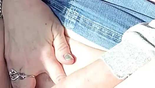 Heiße bBW-MILF reibt einen im auto aus!