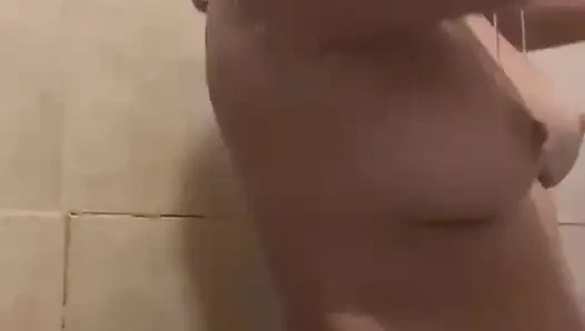 Selene принимает мыльный душ и становится супер горячей