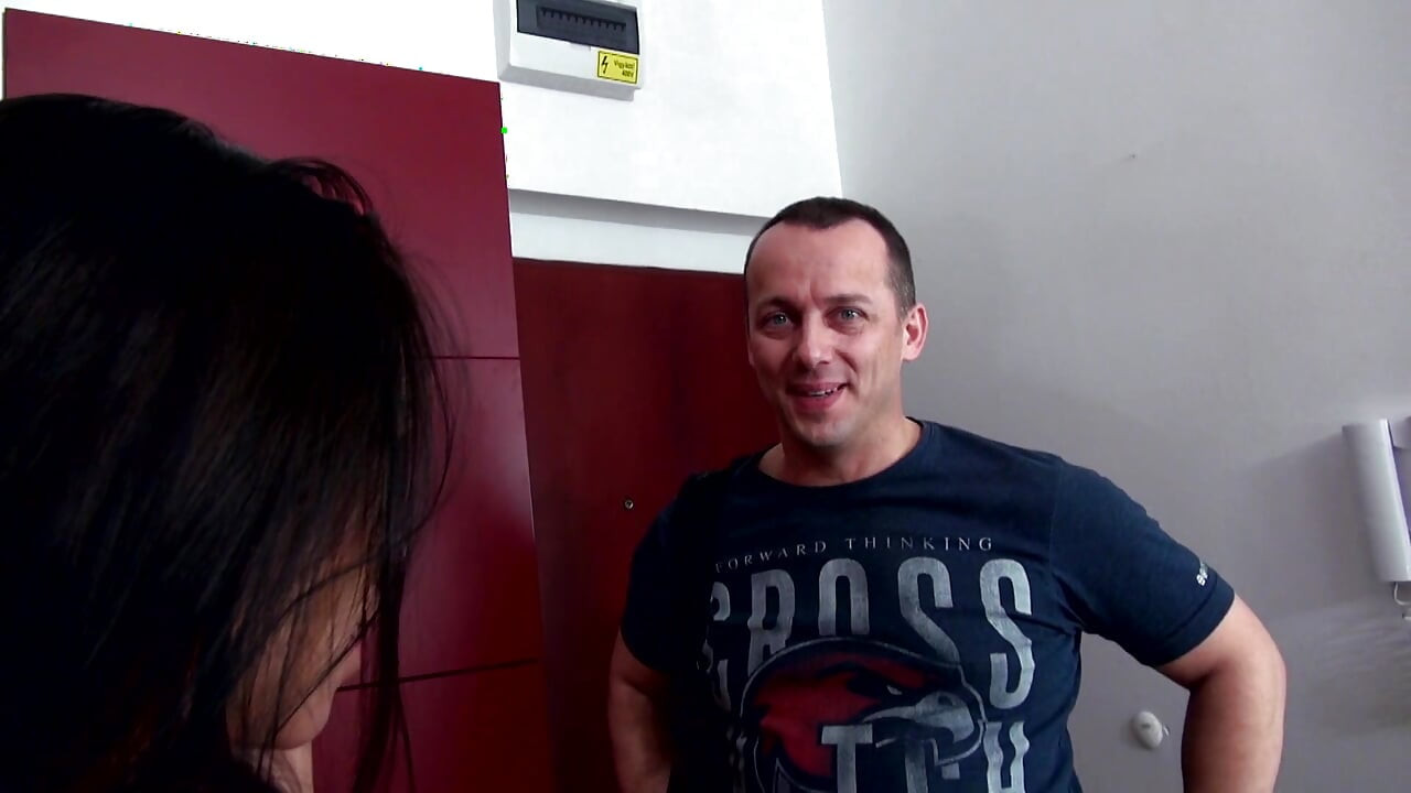 امرأة سمراء مثيرة بمؤخرة كبيرة تعرف كيف تمص زبه