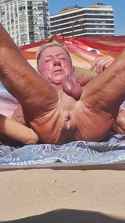 Key West oiled up using his new huge dildo at the beach