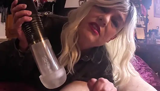 Zevkim için yarağını esnetiyorum