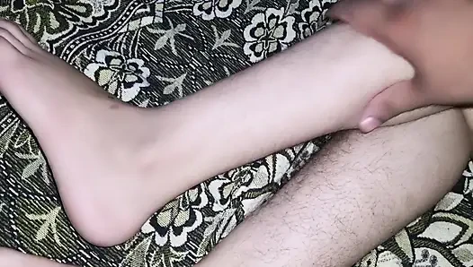 Islak kırmızı takım elbiseli büyük götlü ateşli Rus güzel - yavaş ön sevişmeden sert penetrasyona"