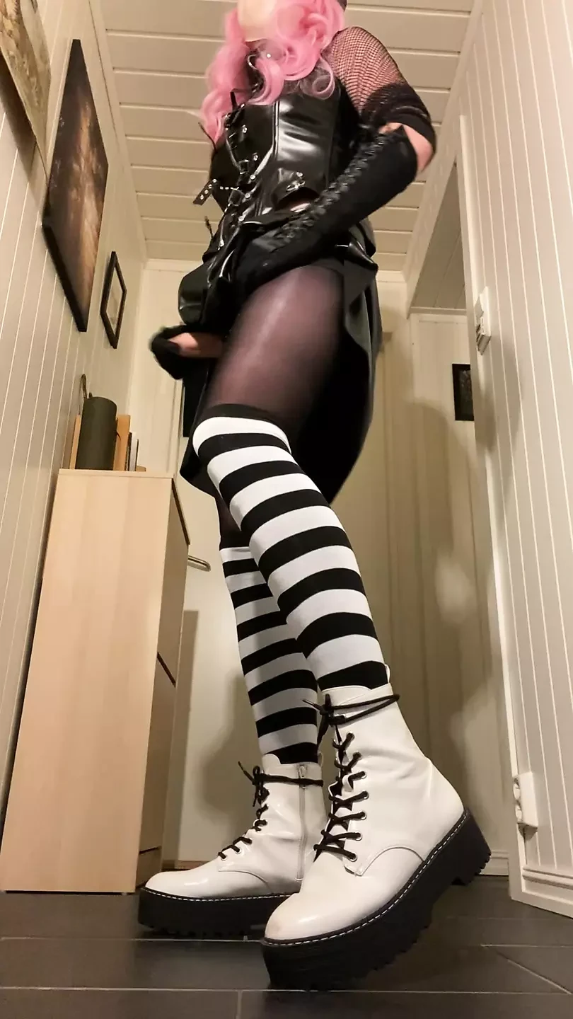 Napaljeni gotik femboy 1