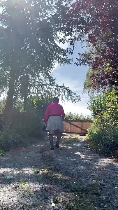 In a quick outfit with a fuchsia blouse for an evening