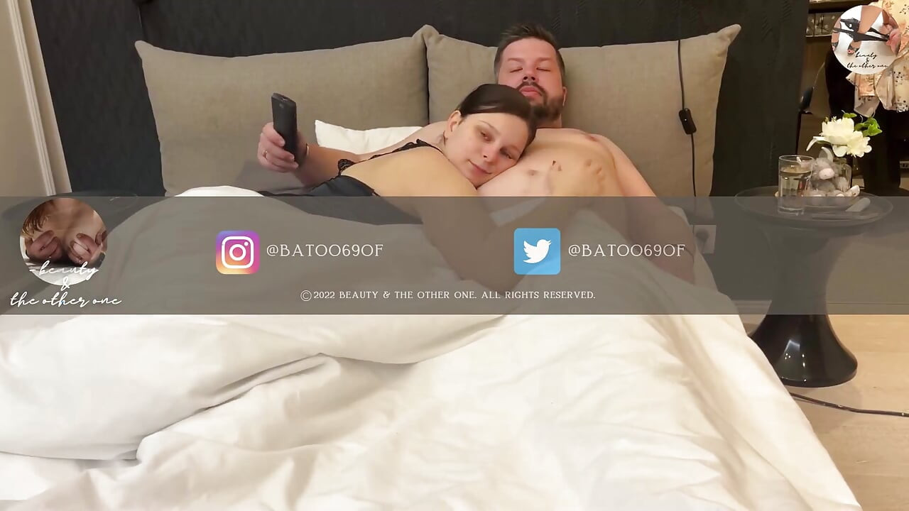 Cô vợ nghiệp dư bú cu chồng trong khi anh ấy xem TV và nuốt tất cả tinh dịch của anh ấy