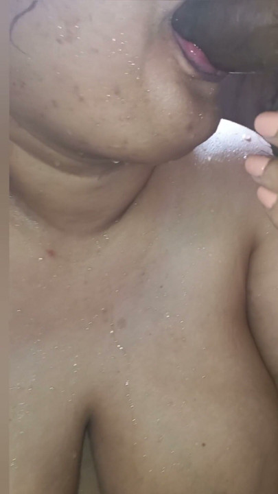 Indiana gordinha bhabhi dando boquete no chuveiro | Clipe 2