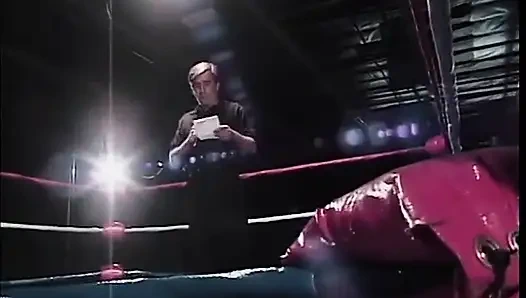 Zwei mädchen herausforderung für den schwanzlutsch-titel im boxring