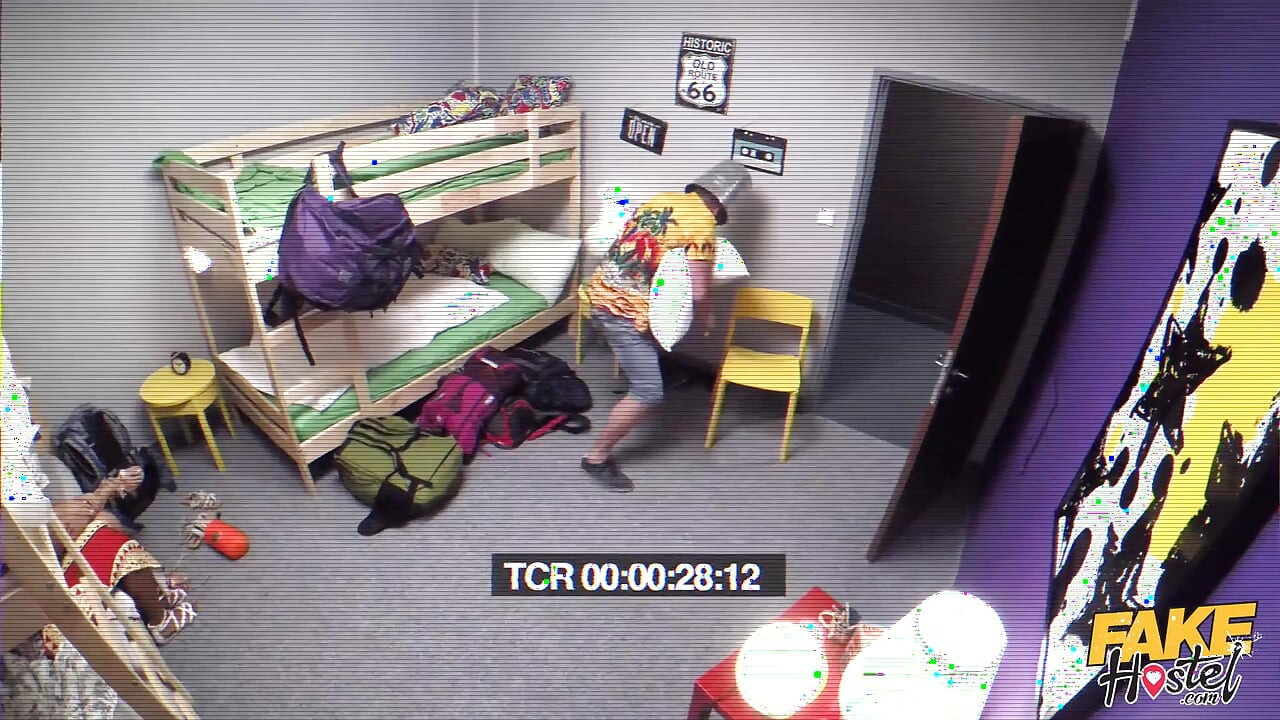 Fake Hostel - Latina Claudia Bavel & Lola Belönar Hjälpsam Steve med en dubbel avsugning & trekant sex
