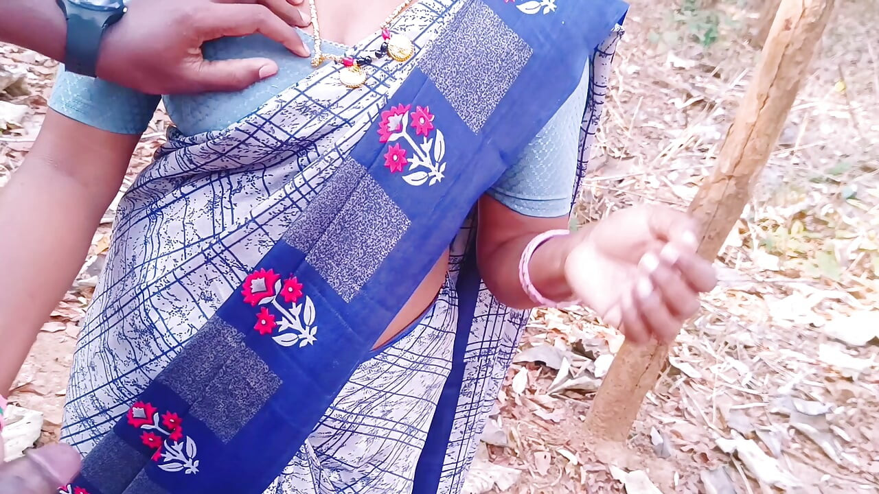 Sex indian în aer liber. Indiancă desi bhabi se fute în secret cu soțul în pădure. Telugu vorbe murdare.