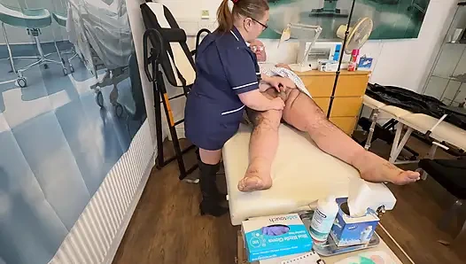 Часть 1: Г-н Хьюз идет к членологу Матрон Satana, чтобы помочь его крошечный пенис!