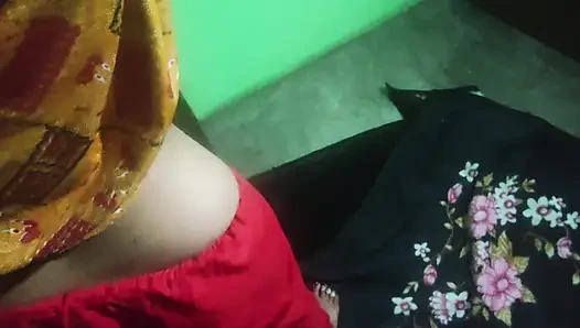 Bhabhi ki ko akela dekhkar choda mota land lekar khus ho gayi