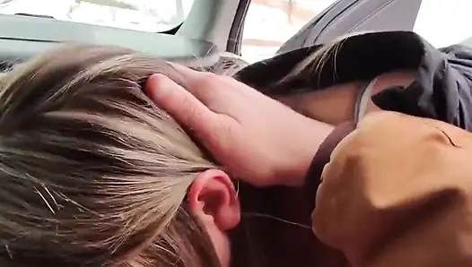 İri Göğüslü Orta Yaşlı Seksi Kadın Dışarıda Şoförle Sikişirken Yakalandı