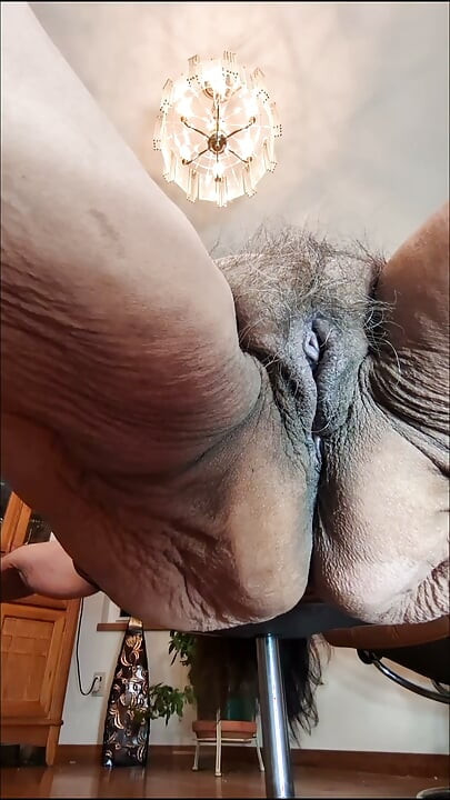 Memek berbulu lebatku terlihat menyeramkan saat aku jongkok!! Melepas leggingku & memakai nighty-ku