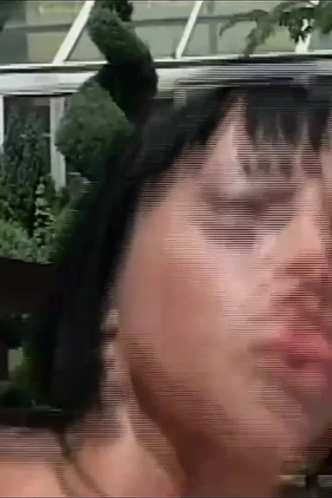 A questa miLF piace prendere un giovane cazzo proprio nel culo sotto il sole