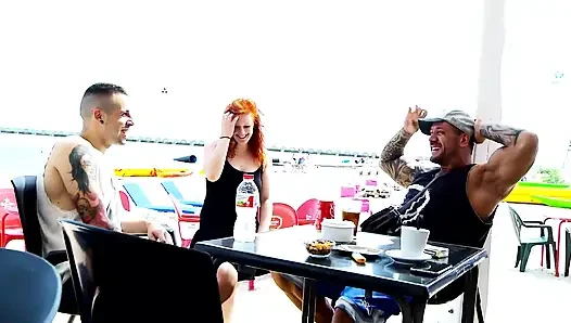 Vicki arabada arkadan güzel sikiliyor