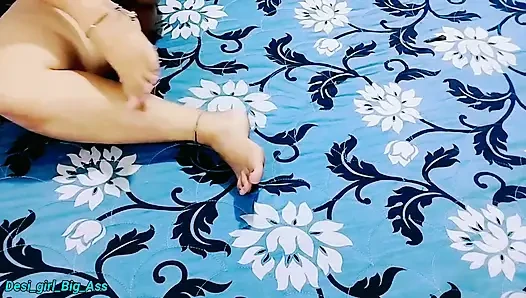 Hintli çift yatak odasında seks yapıyor.