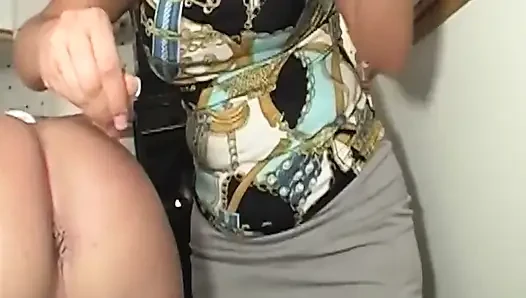 Tante semok nyepong kontol sebelum dientot gaya doggy