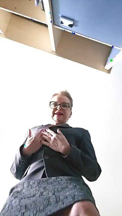 Große blonde MILf masturbiert über deinem gesicht