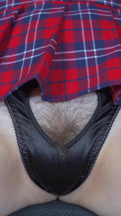 Momento di condivisione da "Teen in minigonna mostra le sue enormi labbra della figa durante le mutandine vede il trasporto"