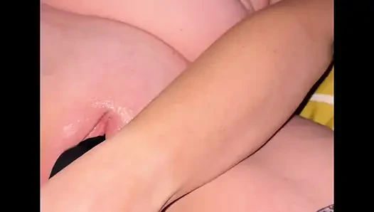 Ehefrau und ehemann haben schmutzigen sex. Schwarzer dildo, fisting, creampie, kommen