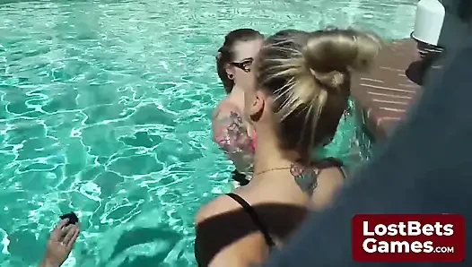 Das Strip-freeze-spiel ist mit einer spürbaren spannung gefüllt