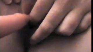 Рыжая жена сует палец в киску