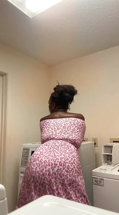 EBONY MATURE COUGAR SHAKES HER ASS DOING LAUNDRY!!!