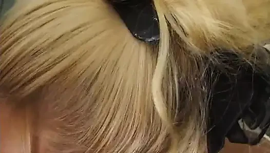 Cewek rambut pirang toket besar nyepong kontol pria yang lebih tua di ruangan casting