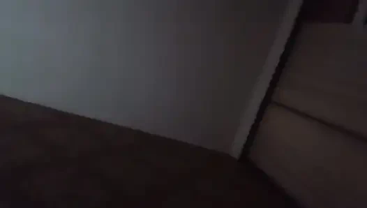 Eine begabte kochin zeigt ihre reize