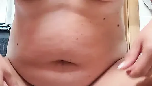 Ich liebe es wirklich, meine muschi und brustwarzen mit klammern zu foltern! Es macht mich an, aber mein Meister lässt mich nicht kommen