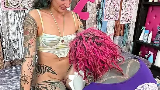 Dövme dükkanı sürtüğü dövme yaparken amını yalatıyor ve yarak emiyor