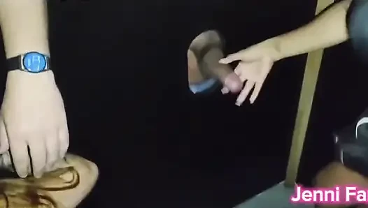 Meine heiße stiefmutter nahm mich im Swingerclub von so Paulo zum Gloryhole