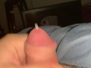 Uncut cock använder två fingrar för att sperma