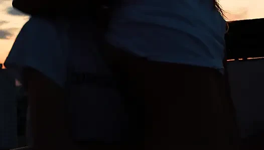 Kız arkadaşıma üniversitenin çatısı üzerinde hızlı bir sikiş yapıyorum