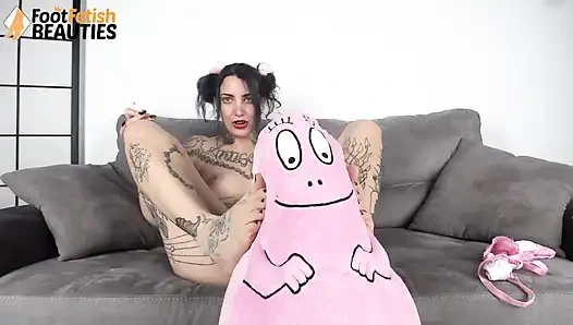 Oyuncu hatun ayaklarını yalayıp koklayabilesin diye kabarık çoraplarını çıkarıyor