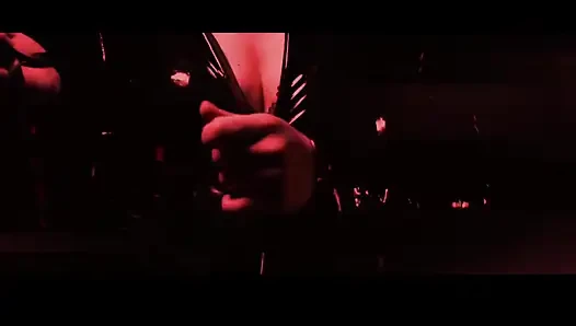 Brünette MILf domina versohlt sklavin rot mit kapuze