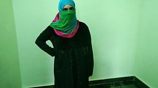 Menina hijab quer sexo de quatro com meio-irmão