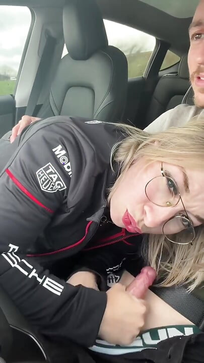 Saya mengisap saat mengendarai pacar saya menyalip truk ahah