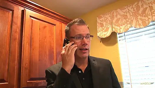 Cewek toket besar dicrot di perutnya setelah dientot habis-habisan