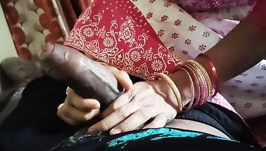 Hintli evli kadın sakso çekiyor ve ağzına boşalıyor sertçe sikişiyor