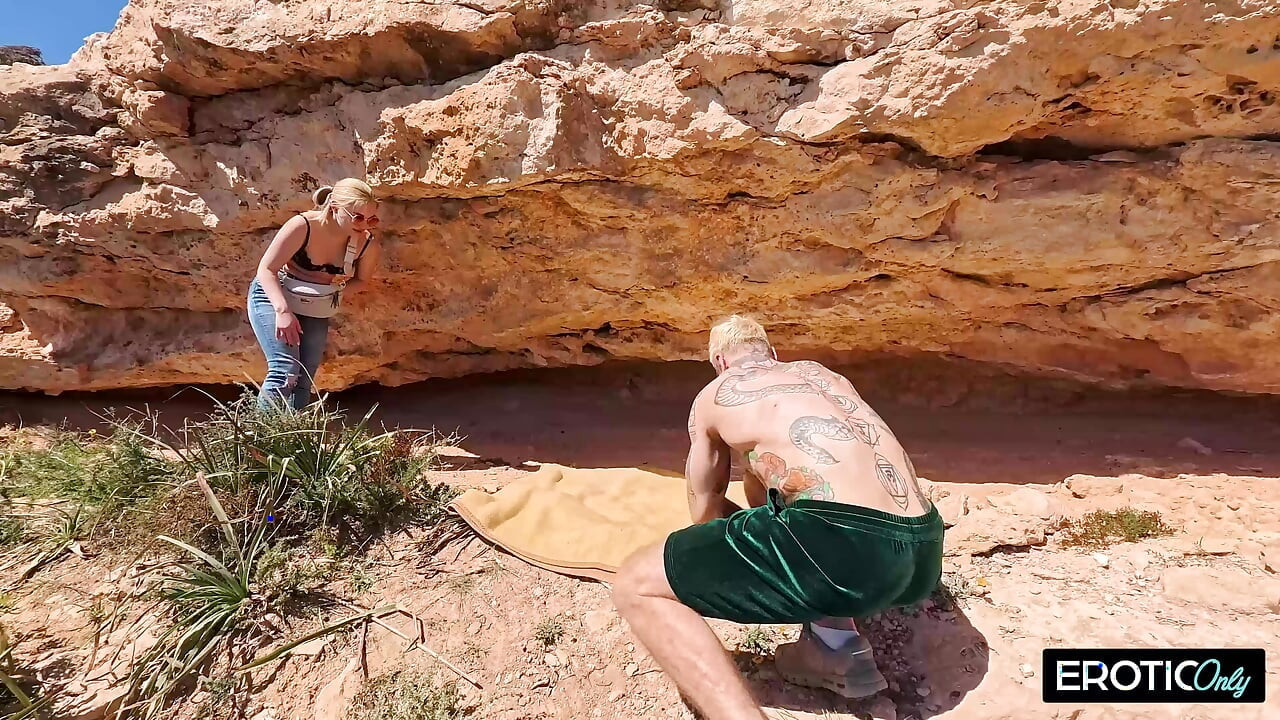 Blond niemiecka laska podłącza się na zewnątrz z nieznajomym