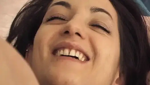 Französische schönheit bekommt vor einer gesichtsbesamung ihr arschloch genagelt