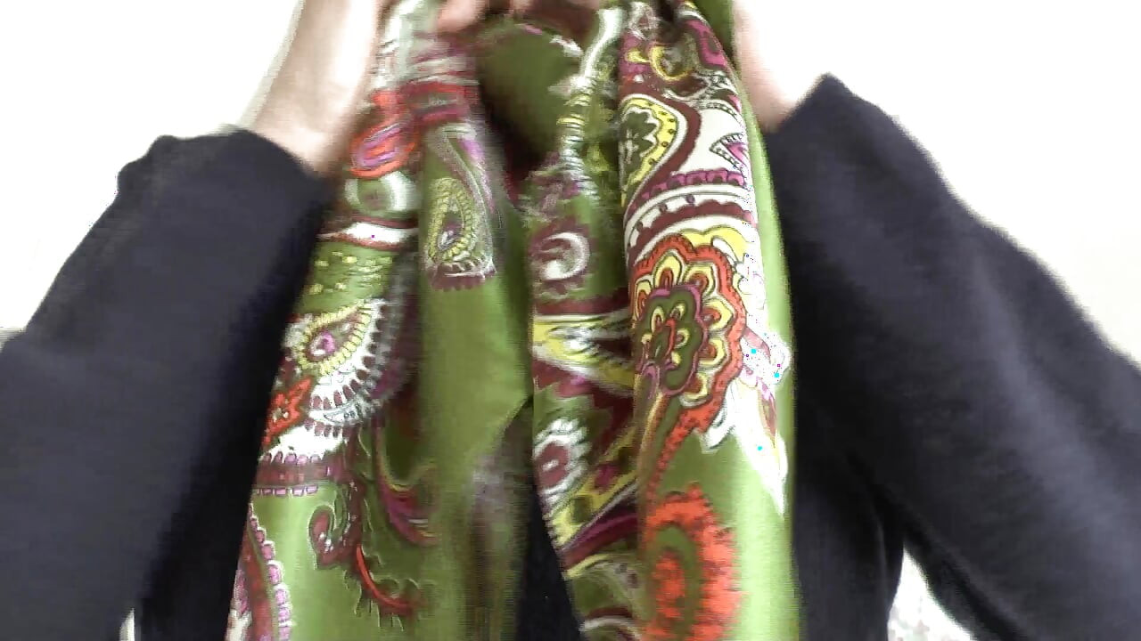 Défilé foulard en satin et éjaculation sur tissu, JOI, Lady Victoria Valente