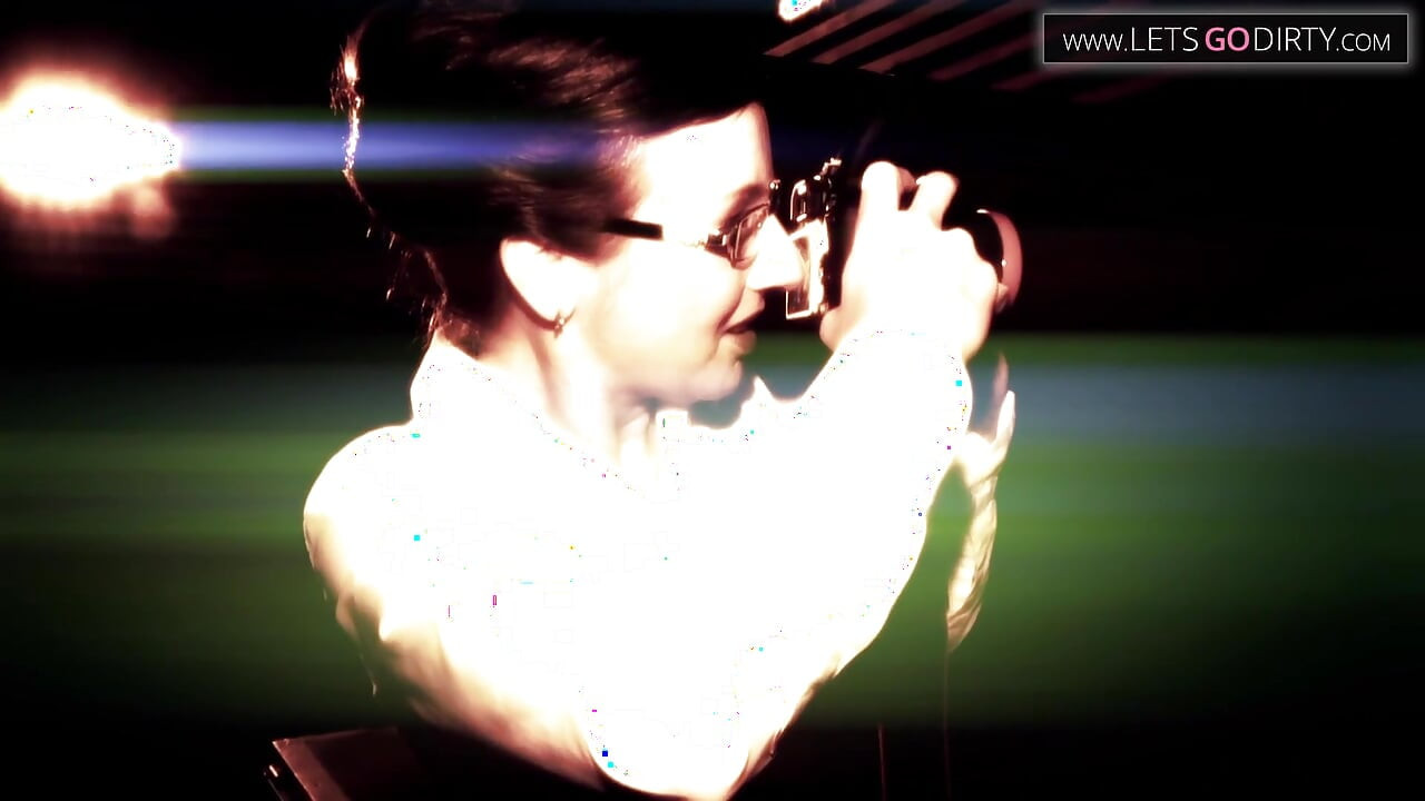 O fată slabă se fute cu degetul după ce a fost excitată în ședința foto