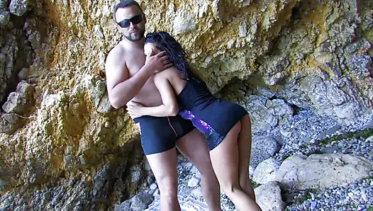 Süße brünette von reifem schwanz am strand geschraubt